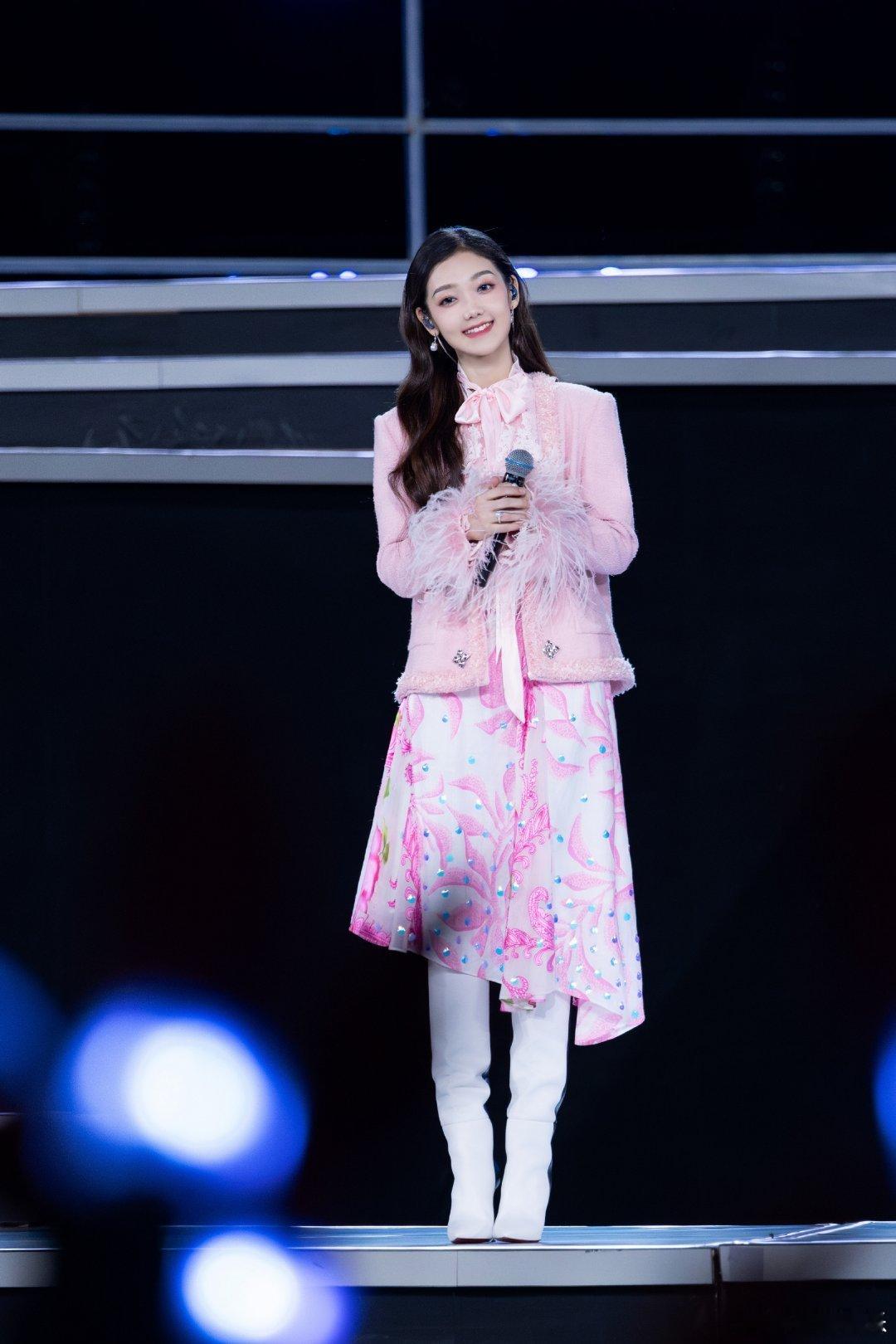 #硬糖少女303##希林娜依高# 今日份糖妹新鲜物料希林娜依高央视跨年晚会工作室