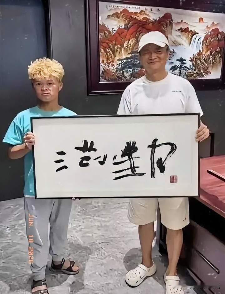 范小勤的书法根本不值钱，所谓高价完全是闹剧。他写的字，执笔抖得厉害，笔画软塌没筋