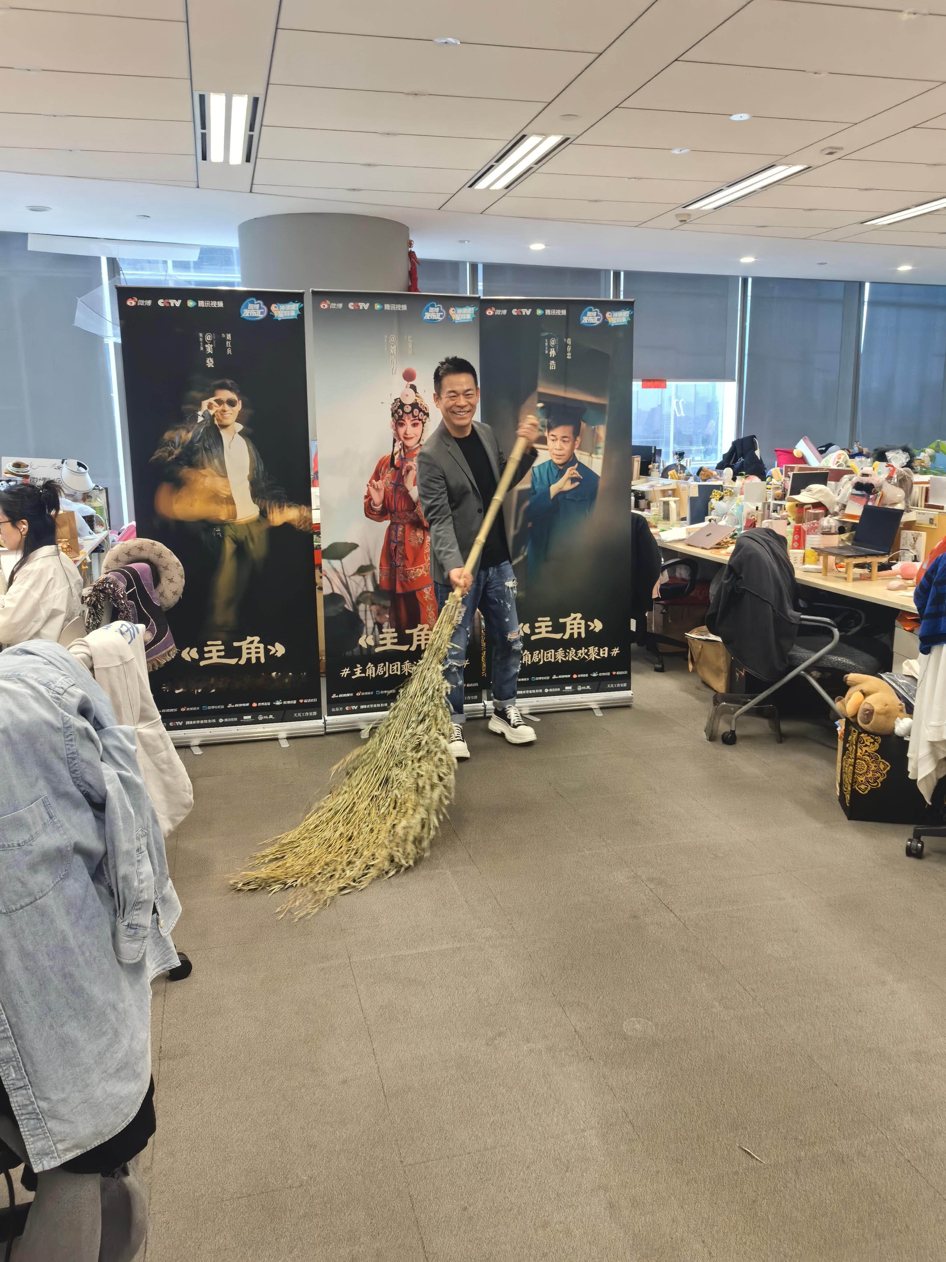 孙浩扫地僧真拿扫帚来扫楼了 孙浩扫楼太有趣，实力还原剧中扫地僧人设，戏里戏外反差