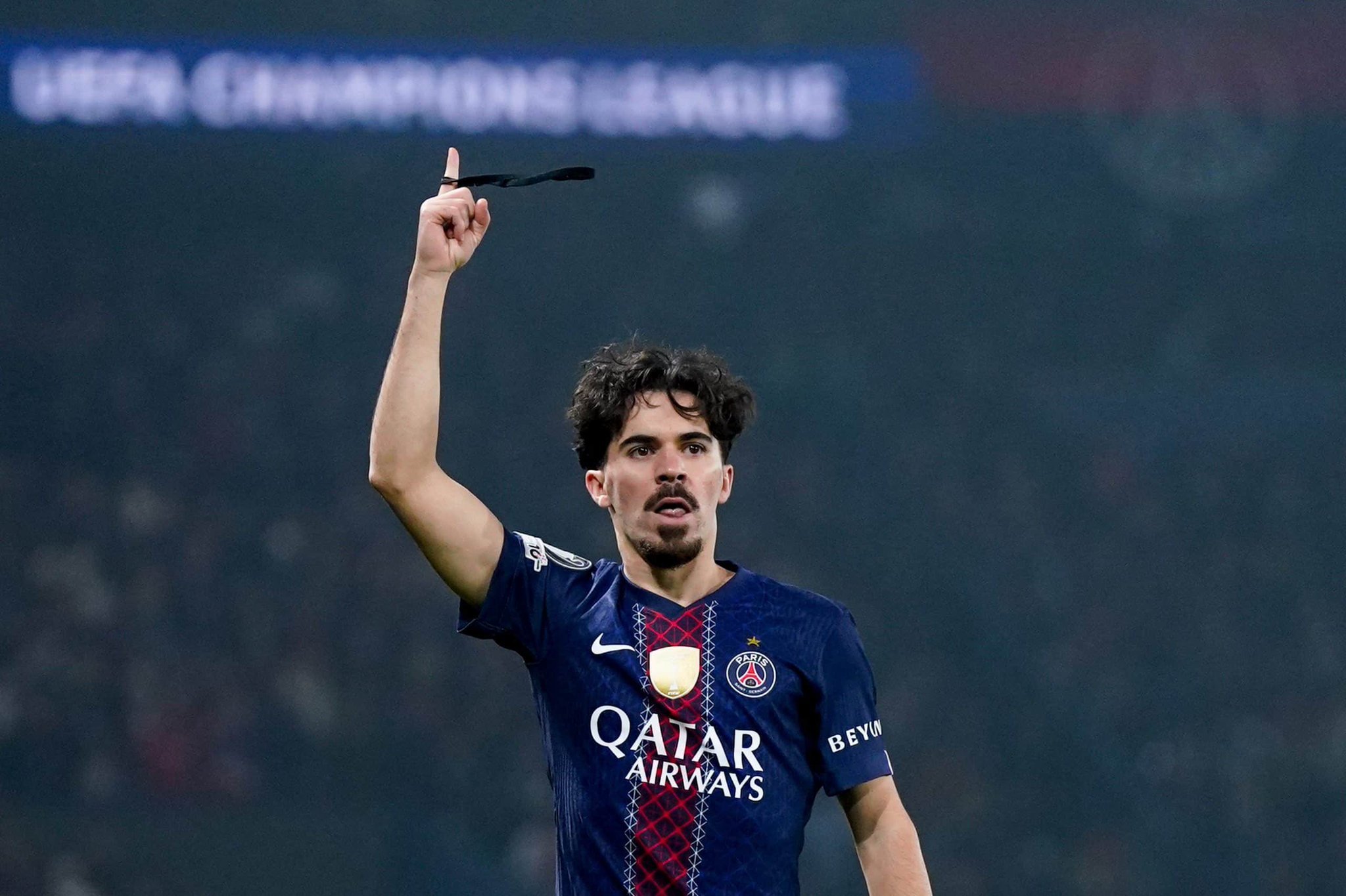 巴黎圣日耳曼  🔴🔵维蒂尼亚将于本周五晚7点对阵雷恩的比赛中，连续第四次身披