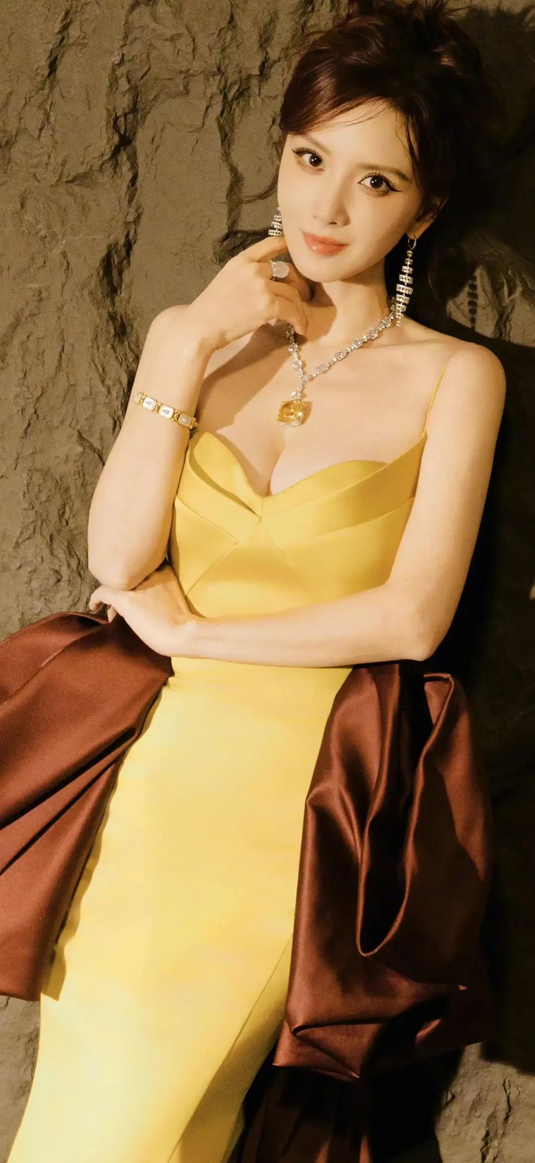 美女壁纸～张萌，暖调光影漫过肩头，明黄缎面礼裙勾勒出柔美的曲线，黄钻与钻石珠宝相