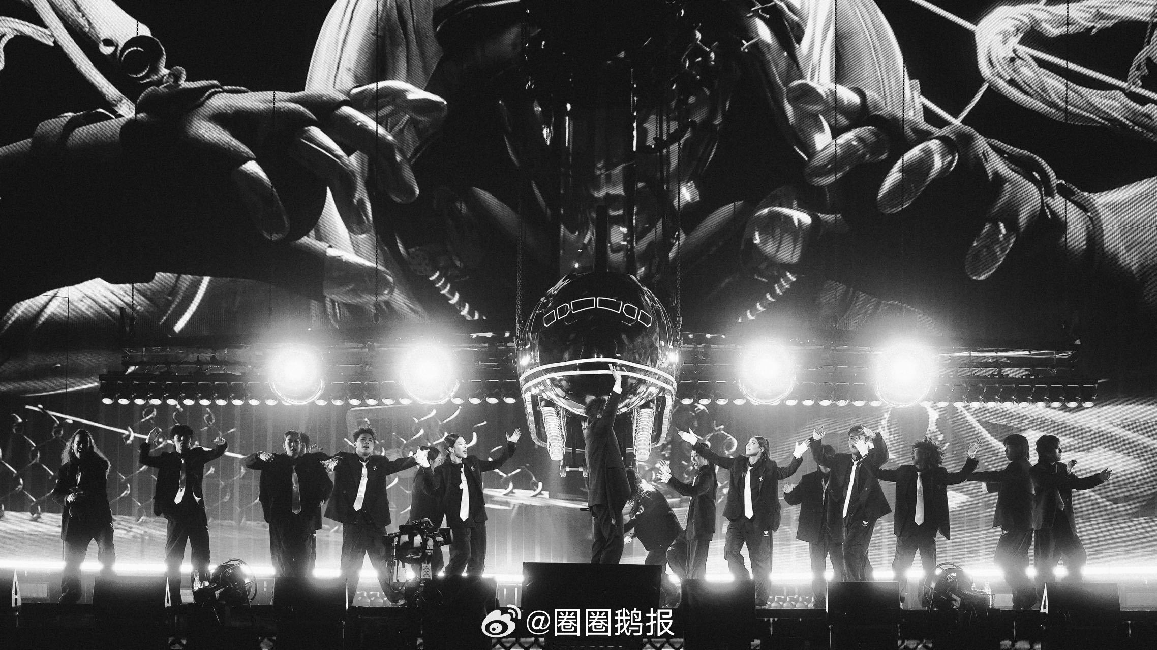 韩庚在演唱会上热舞 他的舞蹈真的自带氛围感！不刻意炫技却处处是实力，灵动的肢体动