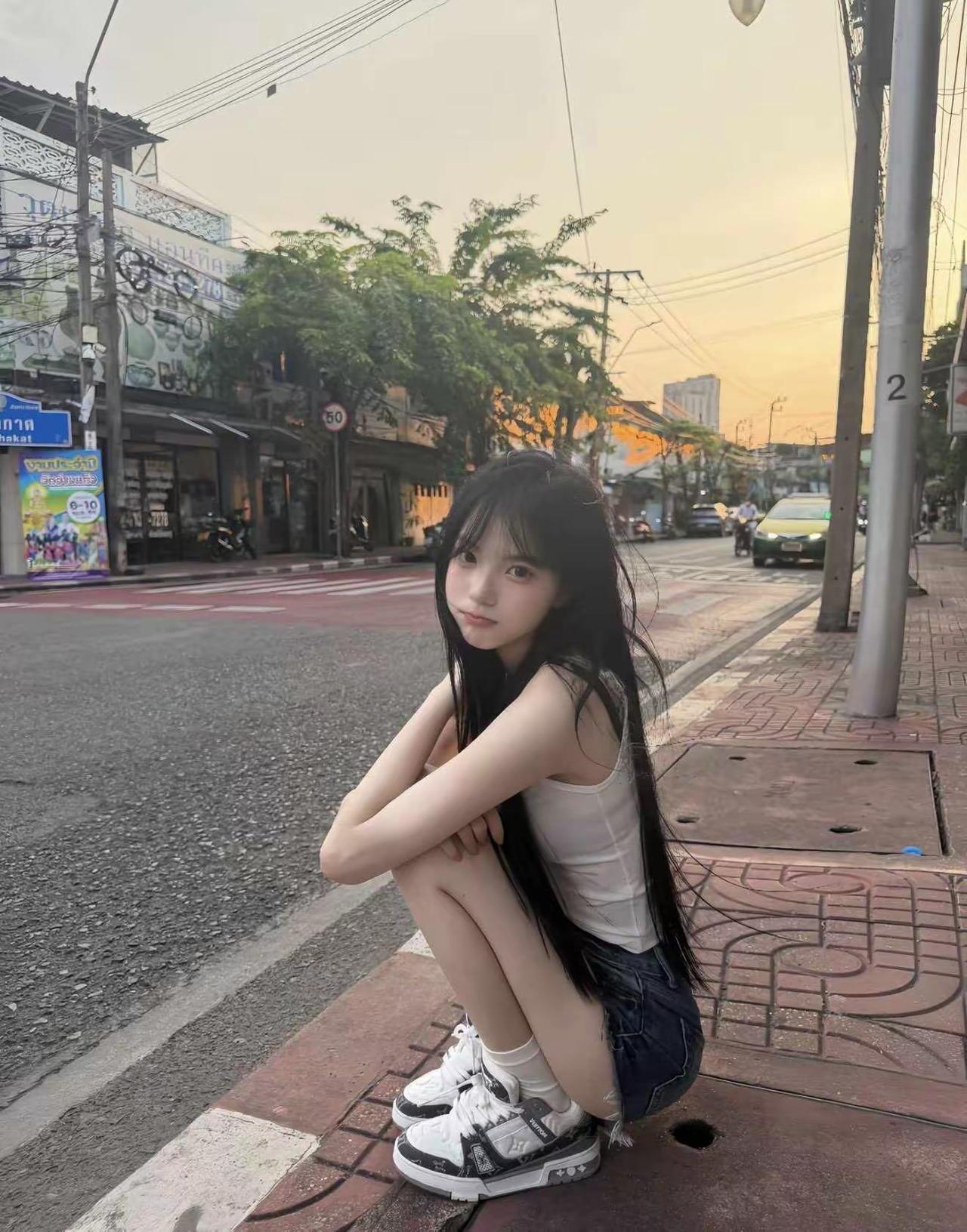 黄昏街头的少女，静谧而美丽 街景美少女写真 街景少女 黄昏氛围感美女 街头元气少
