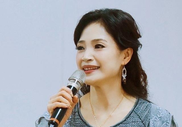真正的玉女方季惟，替父还债被逼入行，57岁从未恋爱，似乎已看破红尘。
方季惟本名