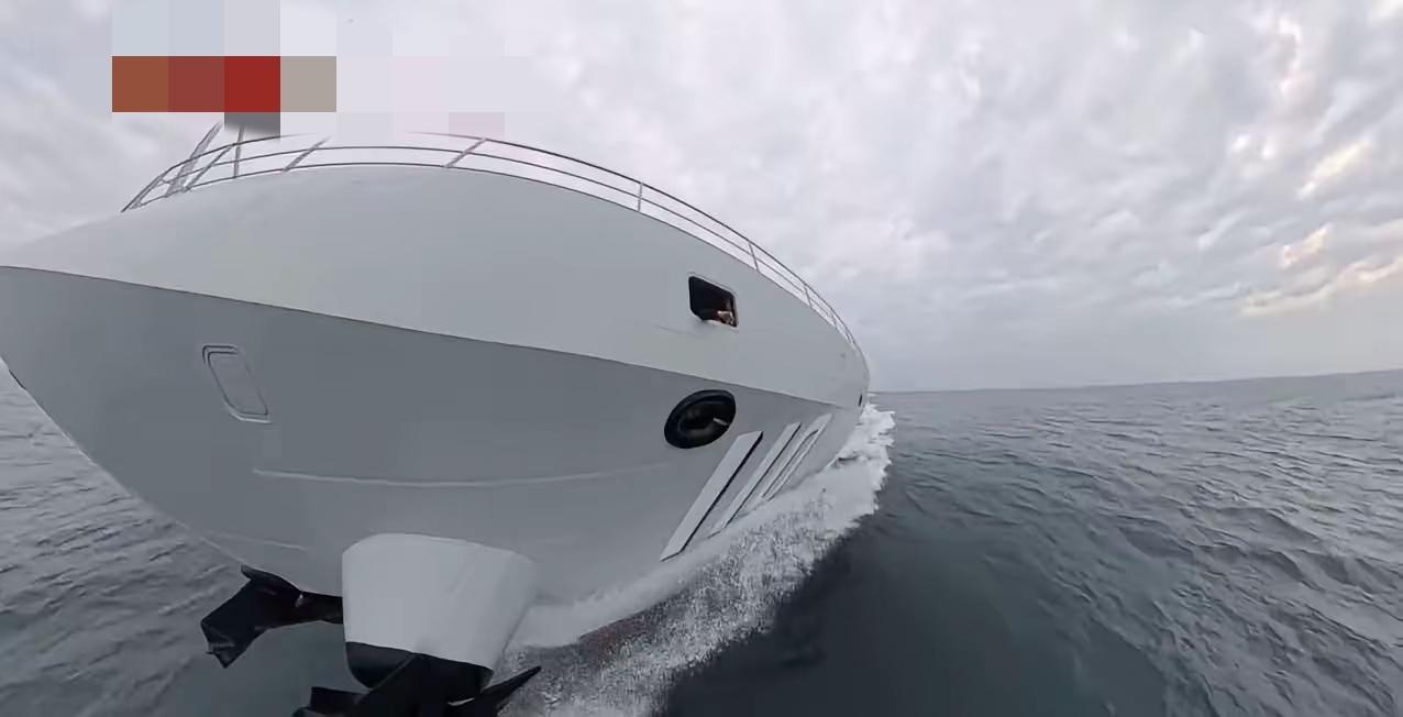 这是某官媒发表的一张解放军海军内有现役装备的图片。我真的不知道这样拍装备图片，而