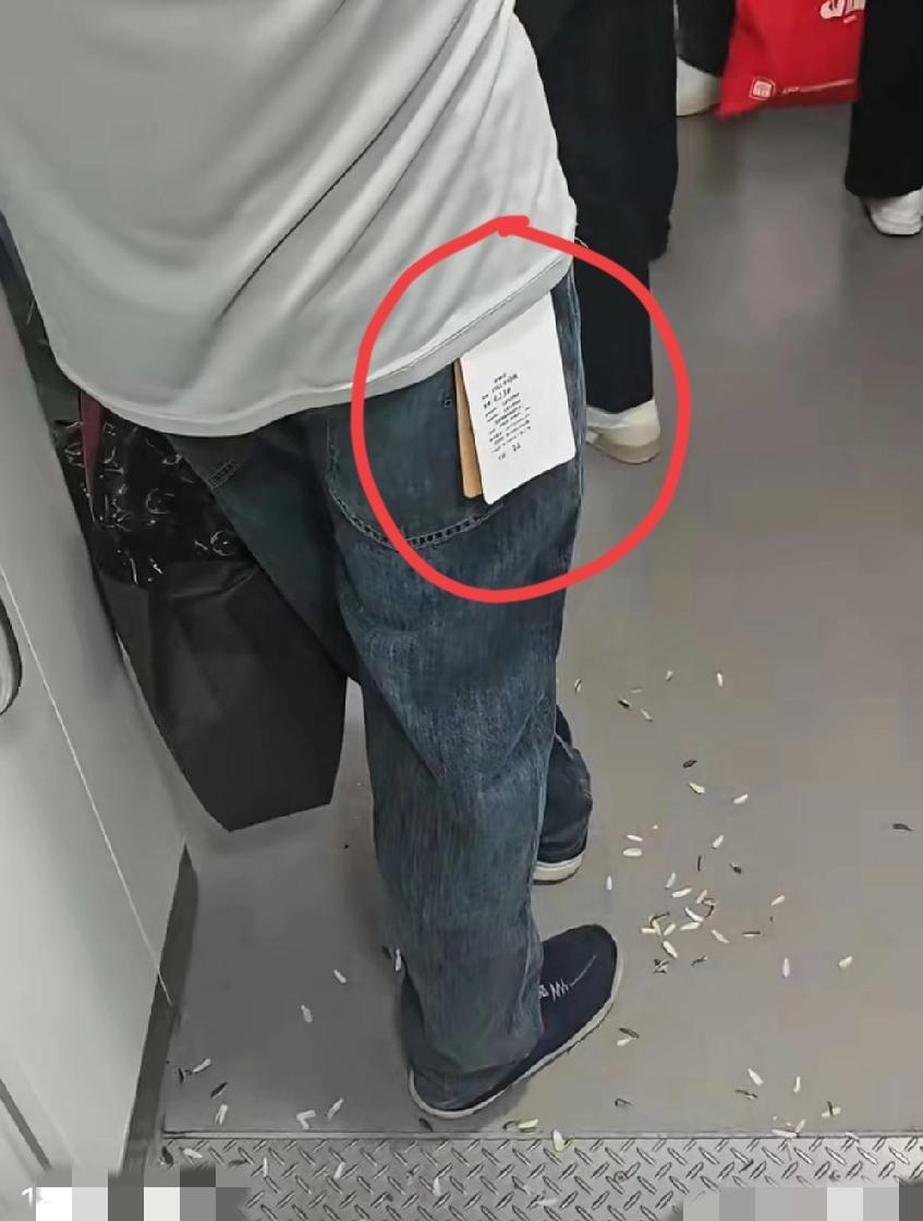 地铁上，网友发视频吐槽:这位大哥人品真的不咋地，地铁上吃瓜子还乱丢垃圾，网购的裤