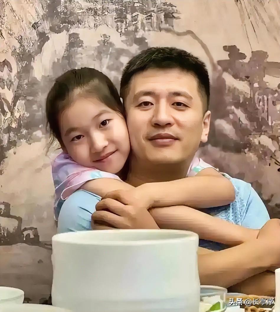 张雪峰去世后的相关消息继续在网上传播。围绕他的讨论没有停下来，除了悼念内容，还有