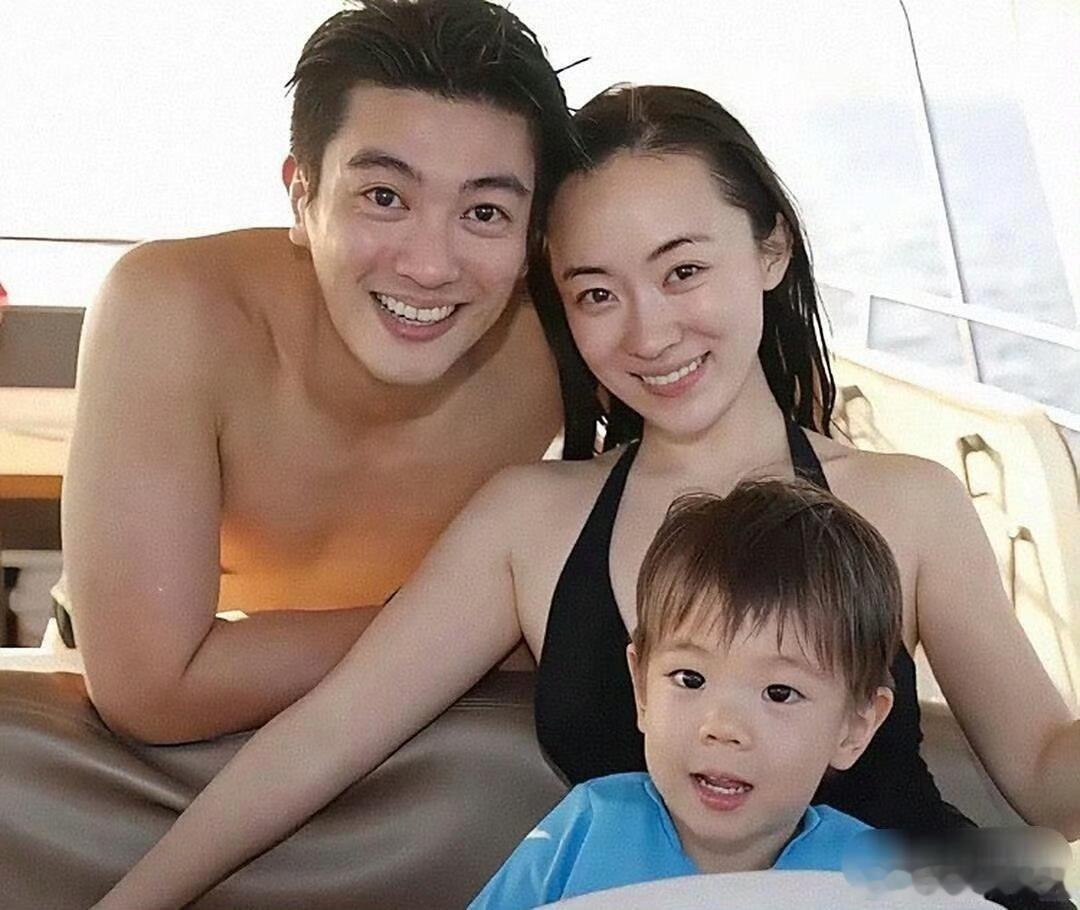 13岁嗯哼长这么大了 嗯哼的成长速度是不是有点太快了，从小时候的“小奶团子”直接