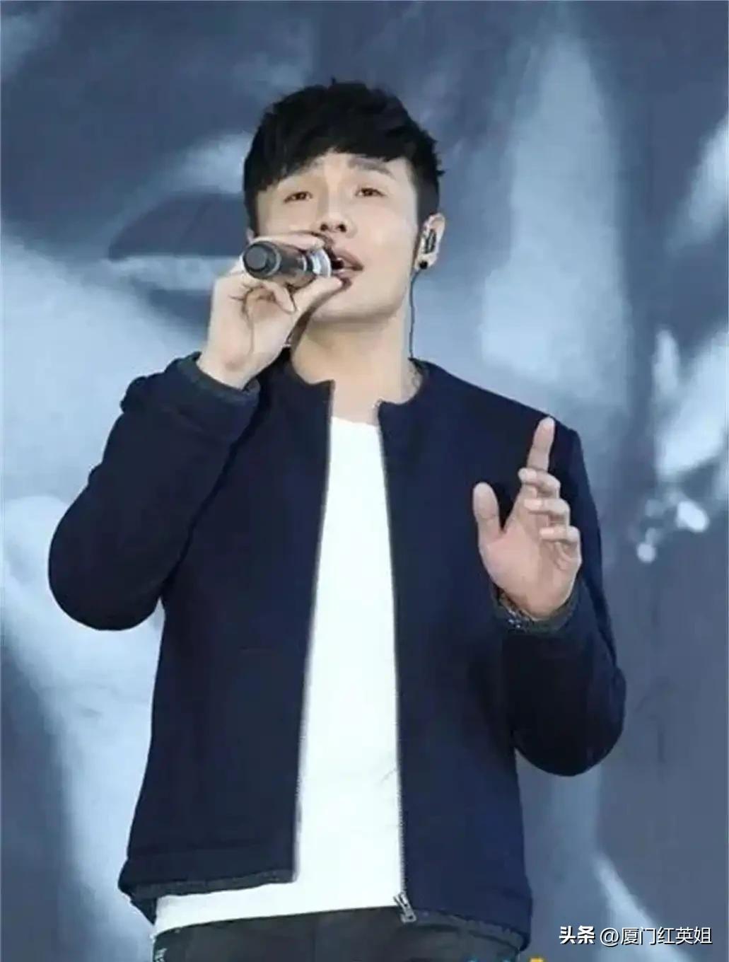 41岁的李荣浩因亲自上场对单依纯控维权，被网友推举为2026年民选微博King，