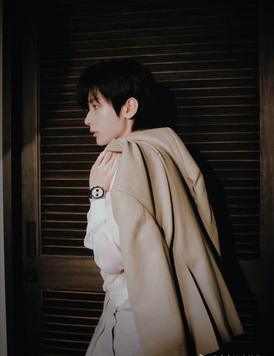 成毅的每个眼神都藏着无数故事，让人忍不住想一探究竟。

成毅长安二十四计韩版海报