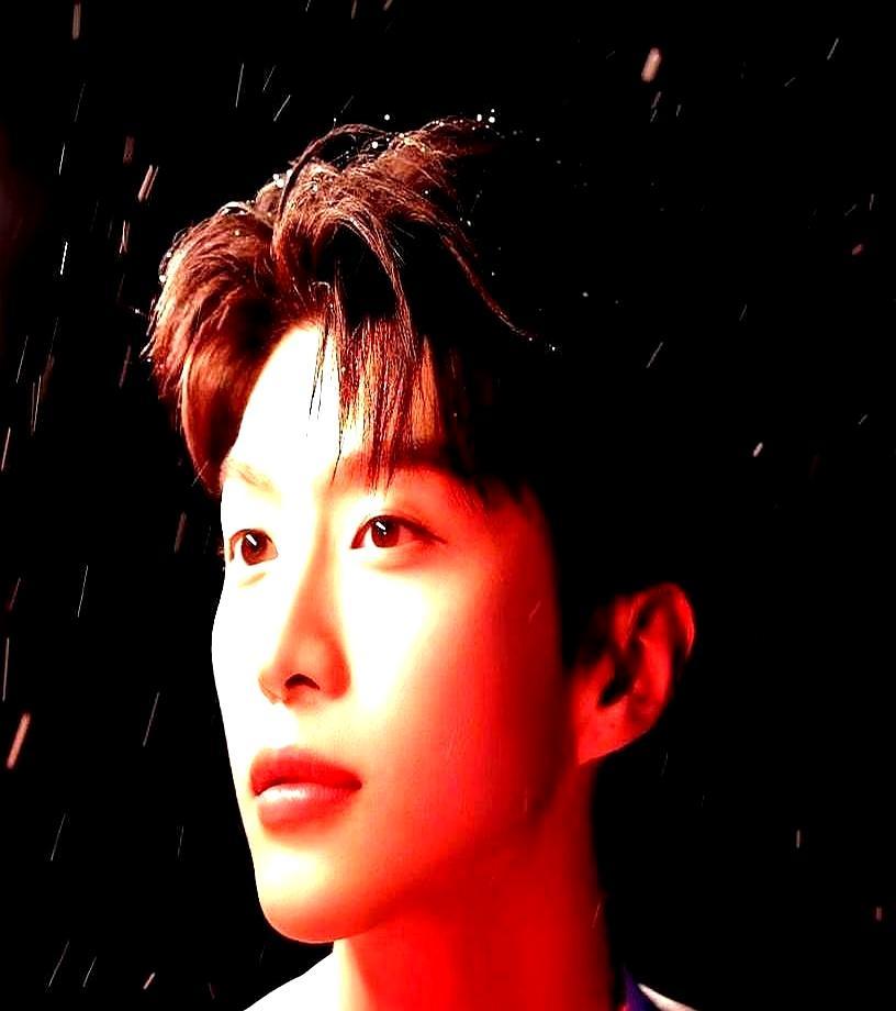 央视春晚后台，镜头猛地一扫，黄子弘凡和胡先煦的手指，齐刷刷戳向范丞丞。空气凝固了