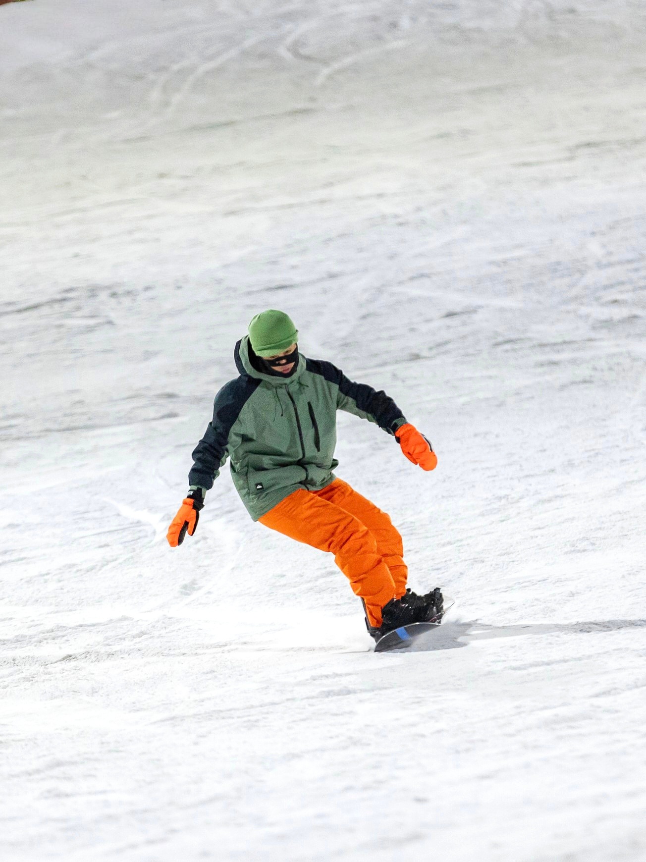 雪场摄影师抓拍。📷晚上没戴雪镜，面罩很薄，偷感很重…[笑cry]  