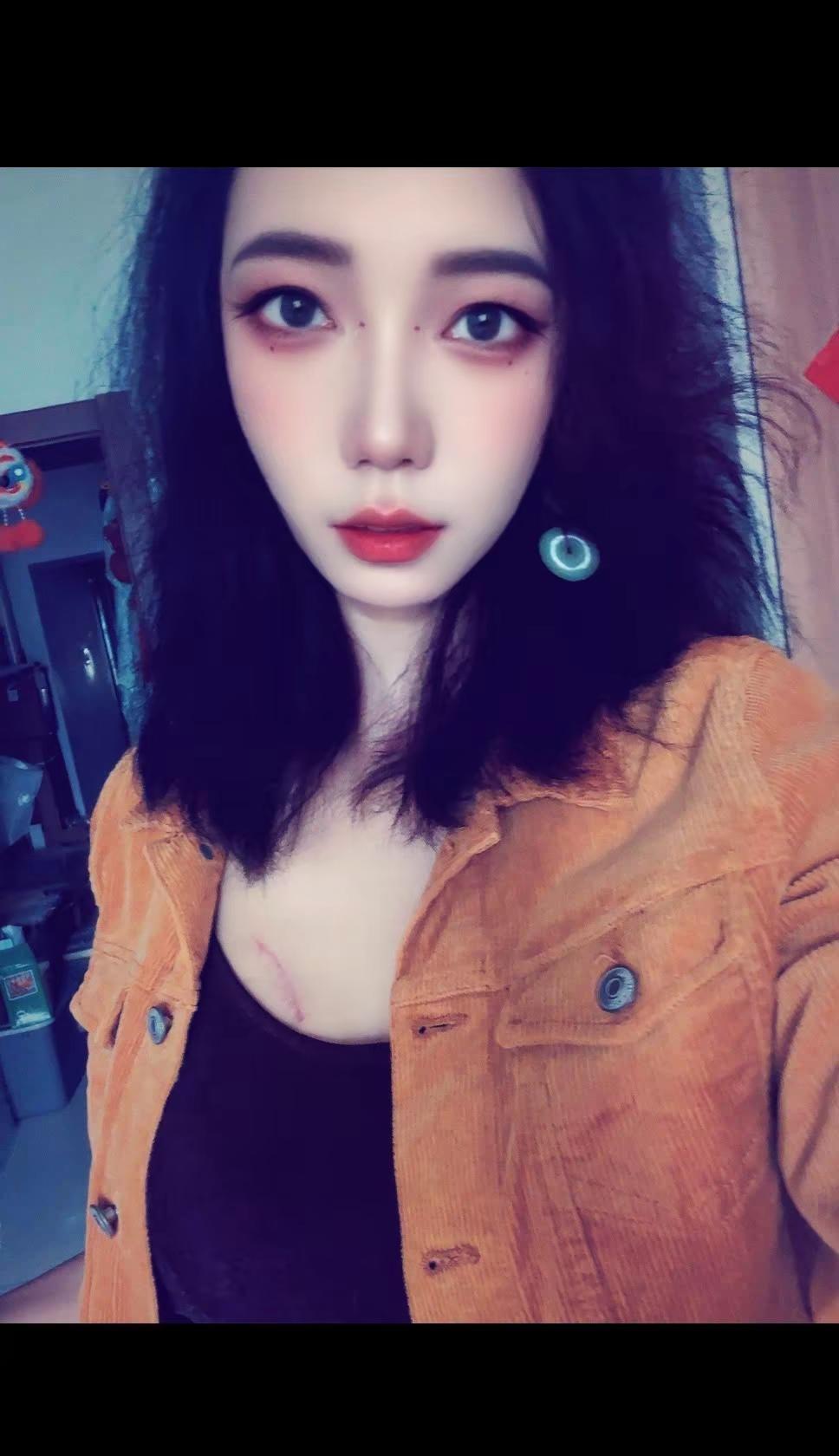 头发太厚了，啧。今天的妆很迷人 黄色系列穿搭 分享今日穿搭和妆容 喜欢今天的口红