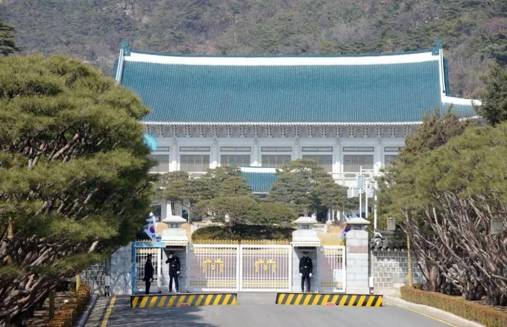 【】韩国总统办公室16日对媒体宣布，韩国政府正式将本国对东亚三国的官方表述顺序定