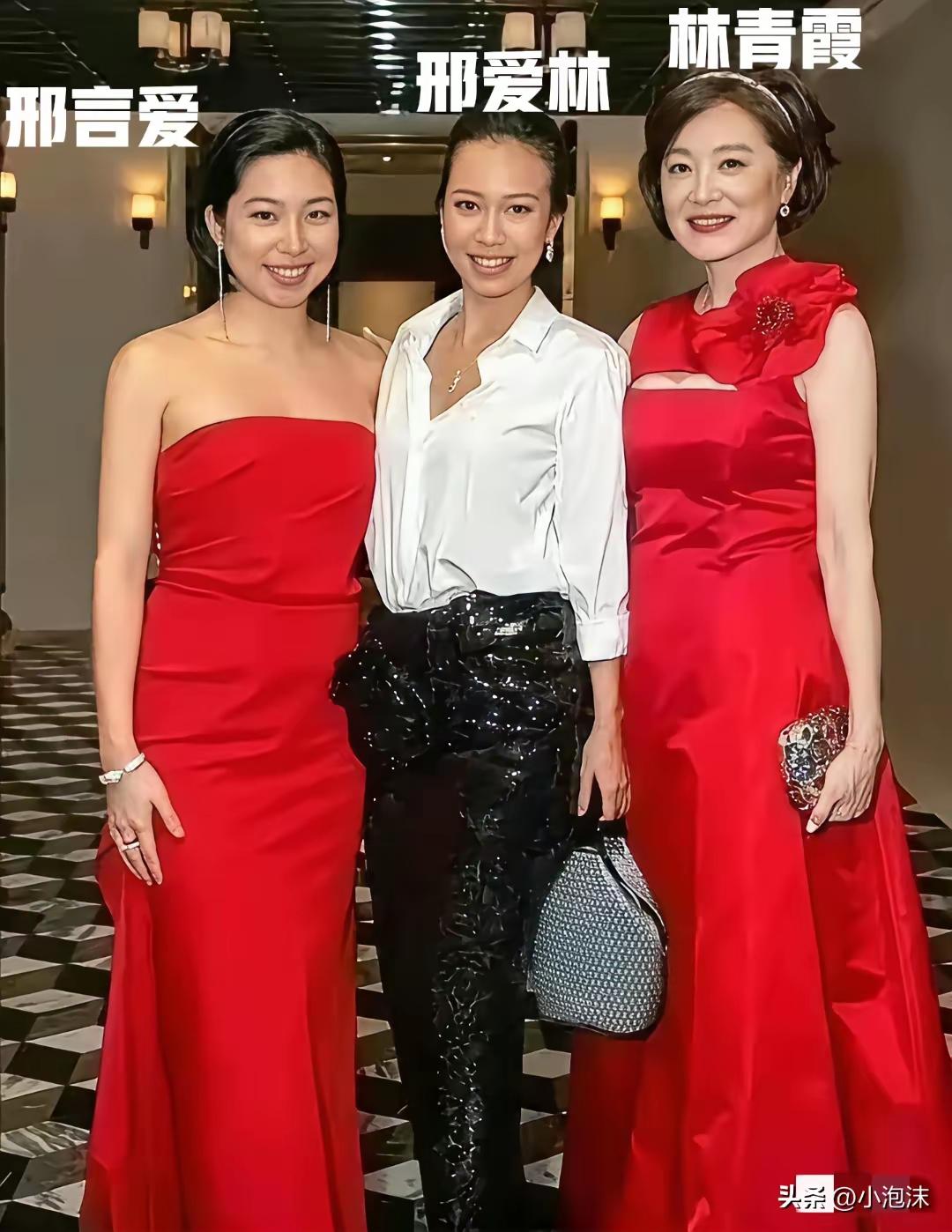 一身红衣的林青霞和两个女儿在一起的合影。两个女儿更像爸爸，爸爸的基因明显更强大，