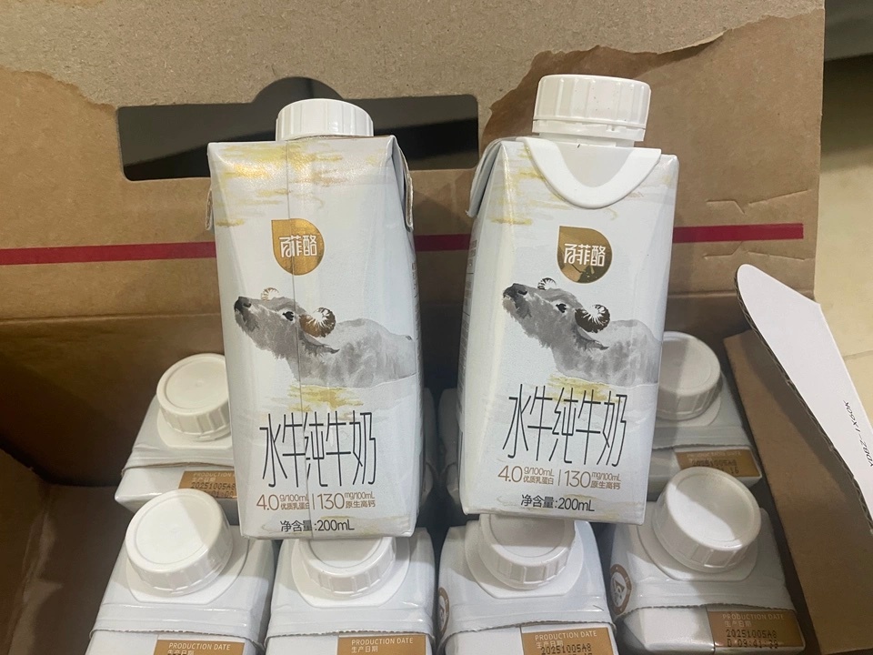 夏夜熬夜追剧不想喝甜奶茶！百菲酪水牛奶真的太合适了，清爽香甜、不腻胃，小口小口喝