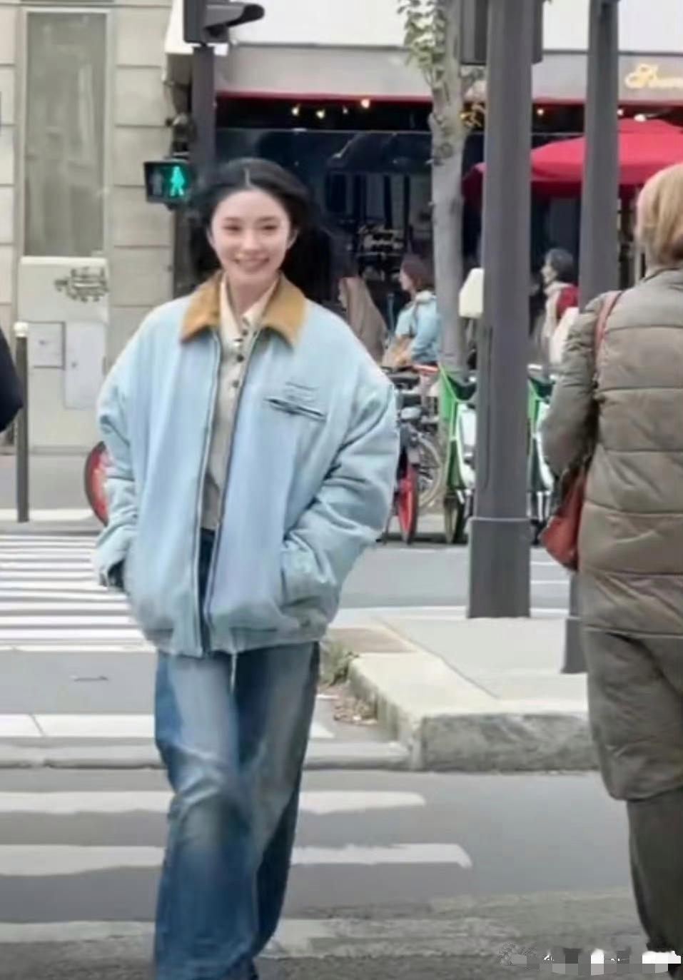 没有刘浩存的颜值，这衣服就没啥特别的 ​​​