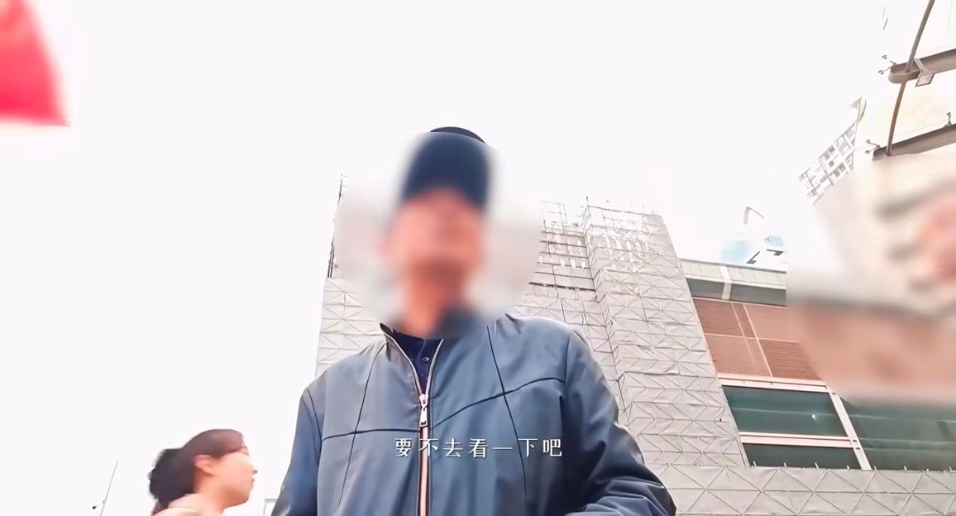  315记者直击酒店偷拍黑色产业链记者暗访偷拍摄像头如何进酒店 微型偷拍设备线上