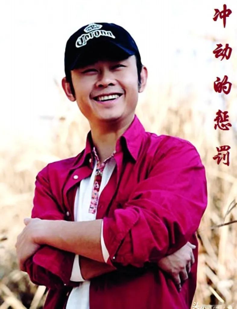 突然勾起了我的回忆
一辆汽车从我身边经过
里面唱着一首特别熟悉的歌曲

《200