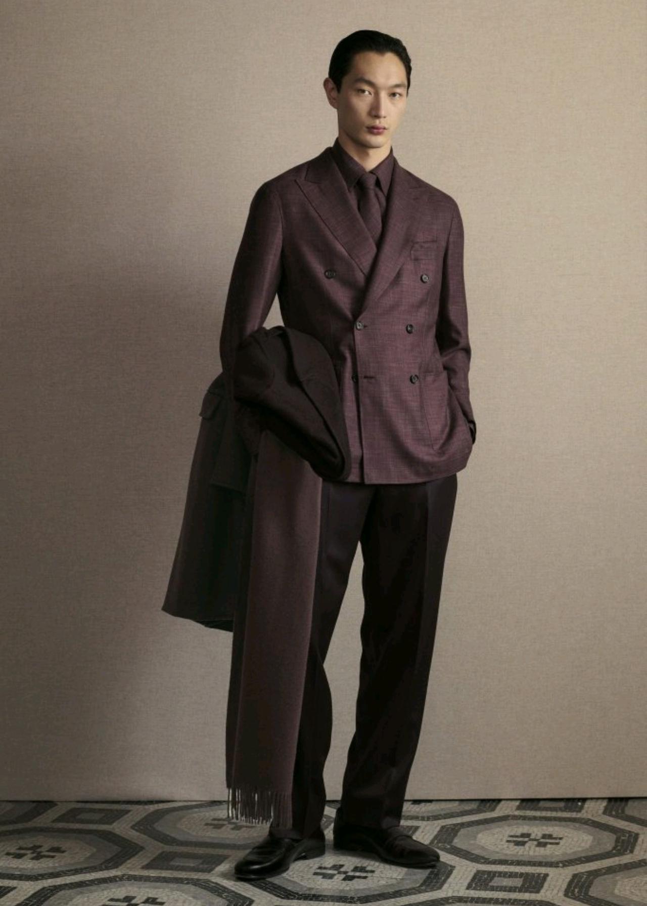Brioni 2026秋冬男装系列，重新定义了正装的松弛边界。标志性的那不勒斯落
