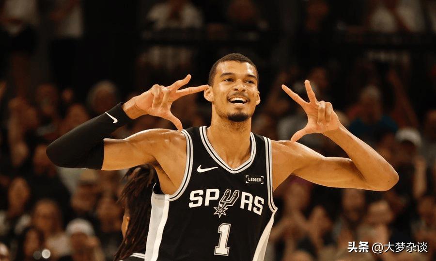 马刺25分大逆转！到底还有谁能管得了文班亚马啊，伦纳德空砍30分也没用，文班这是