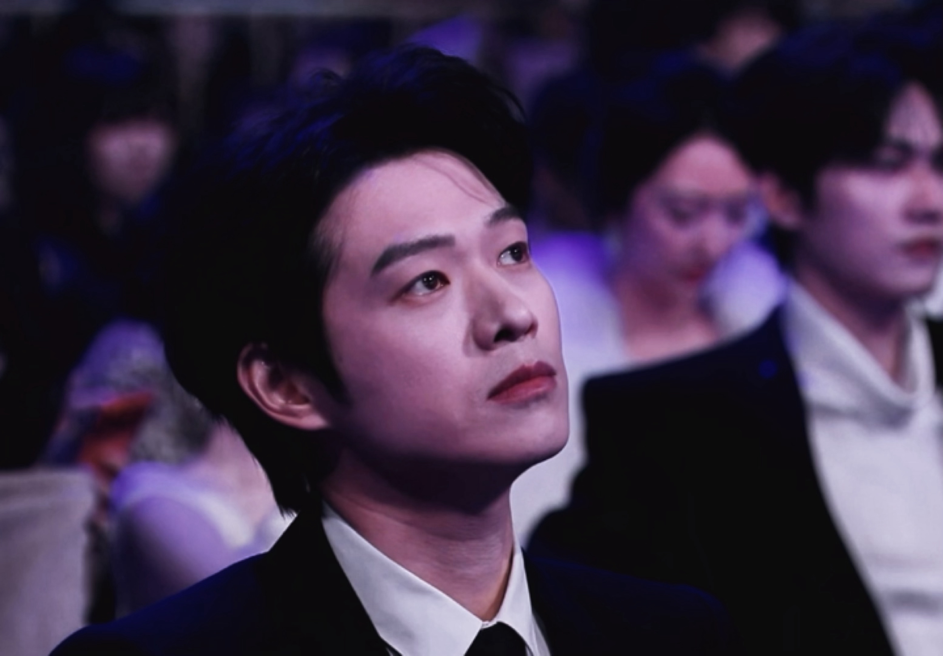 魏大勋坐在这里就是一篇高干文学啊…..微博之夜内场