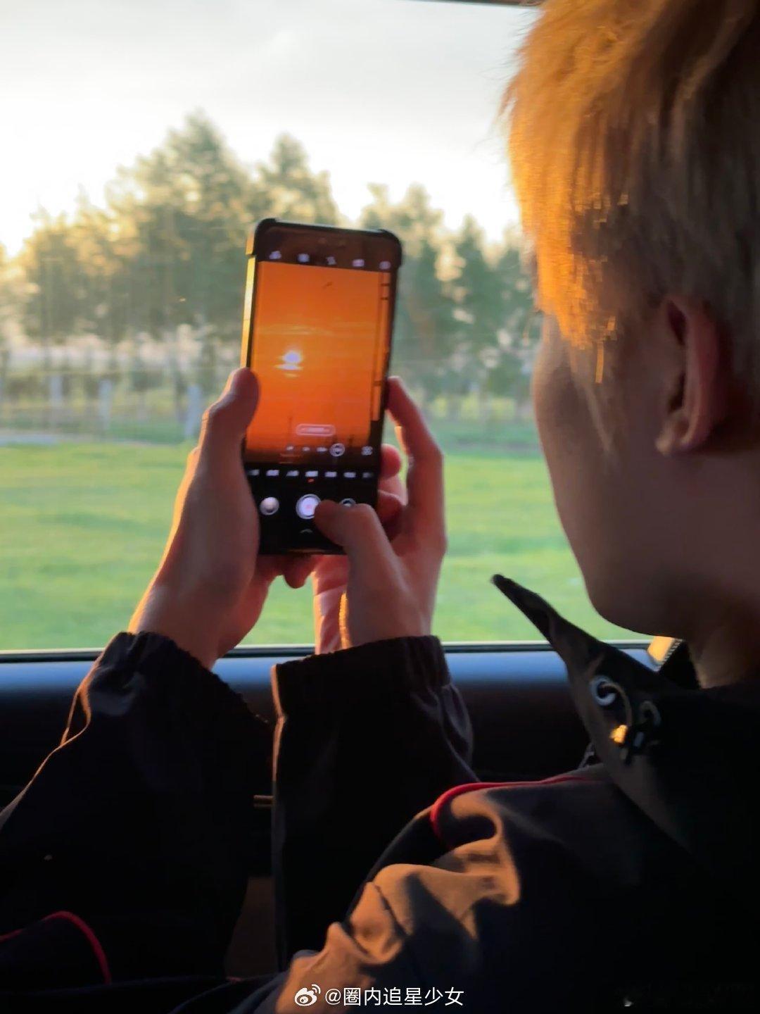 期待周奇这次在电影里的金发rapper造型， 周奇正是爱染黄毛的年纪 ，感觉他一