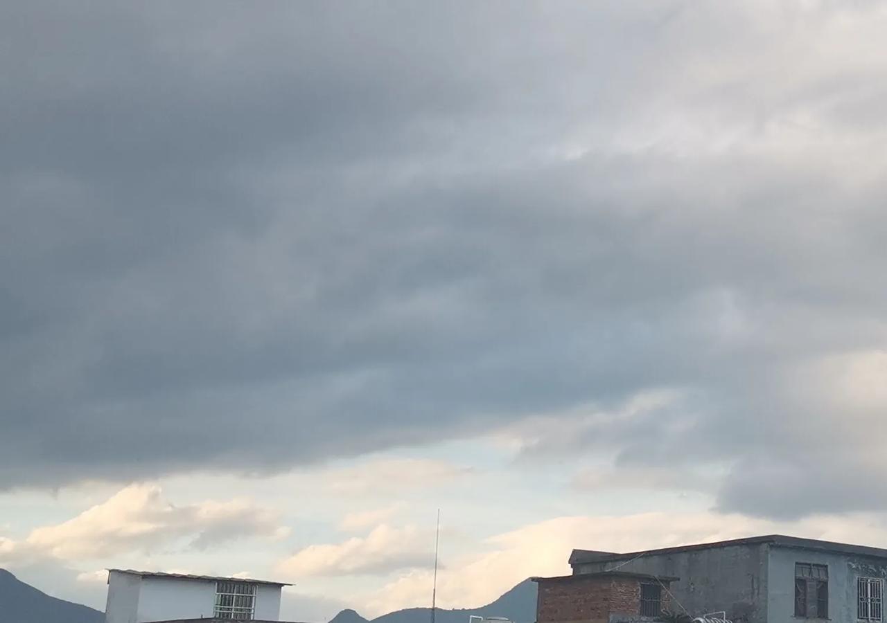 16点40分
天空，乌云滚滚
好像要下雨的节奏
但还残留着太阳的余光
今天应该下