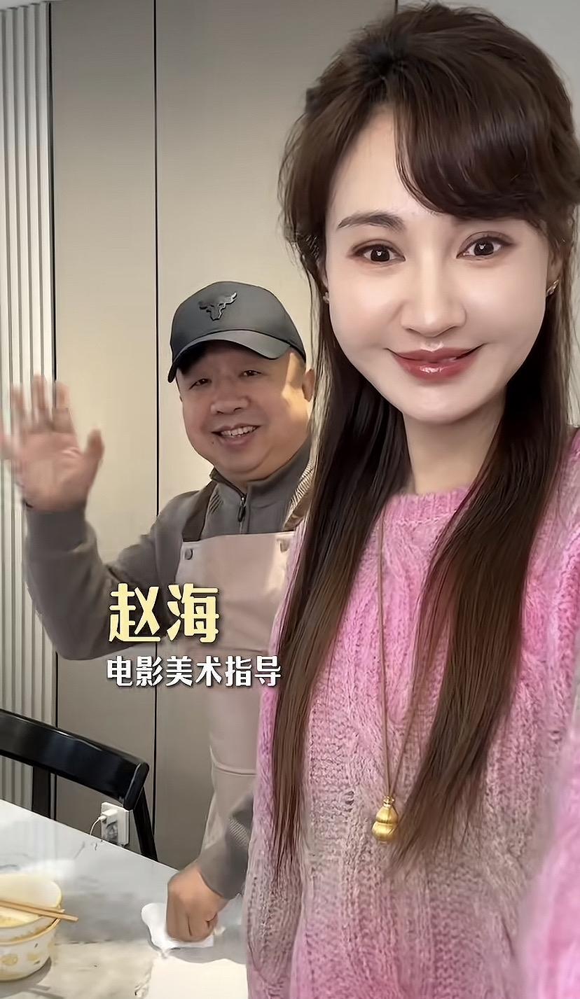 杨雪好幸福啊，老公收拾家务，自己美美哒。

网友留言：
她老公果然是搞美术的，审