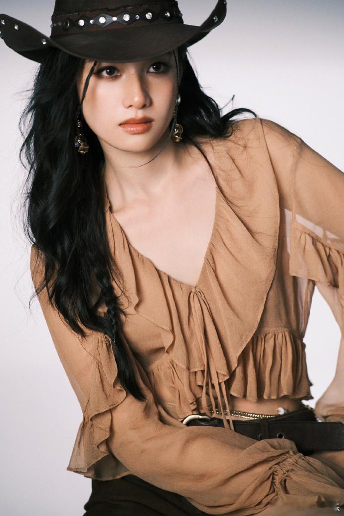 张婧仪西部辣妹  张婧仪生日西部辣妹大片拍的真的是太有质感了吧，牛仔的搭配风格真