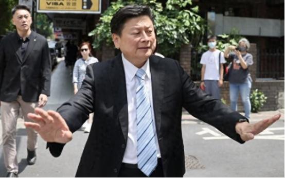 韩国瑜飙骂辞总召后，傅崐萁完成签名！
 
今早，国民党团总召傅崐萁签名版的党团协