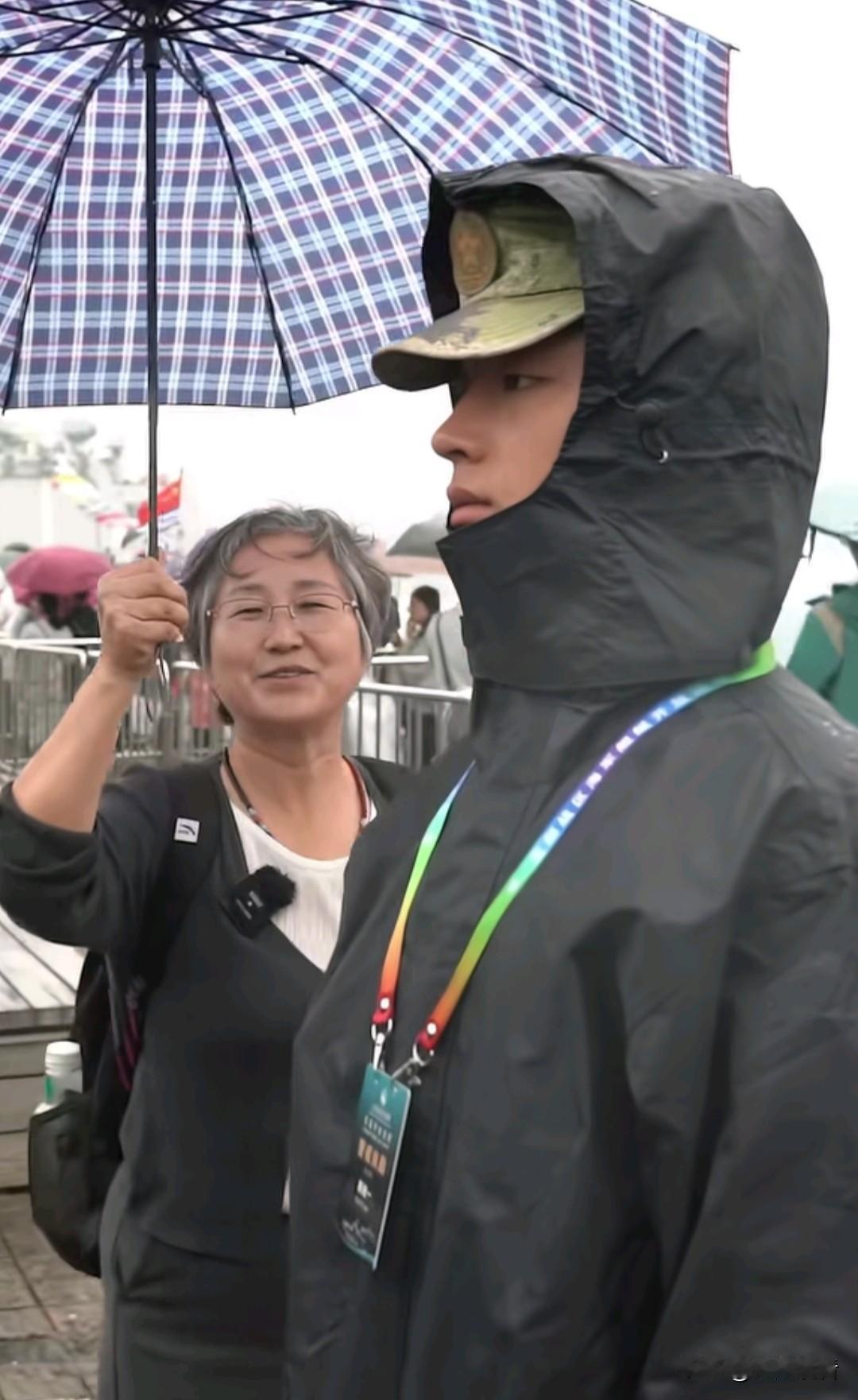 9月27日，青岛奥帆中心码头，青岛舰艇开放日，一位来自河南的母亲坐了一夜火车，只