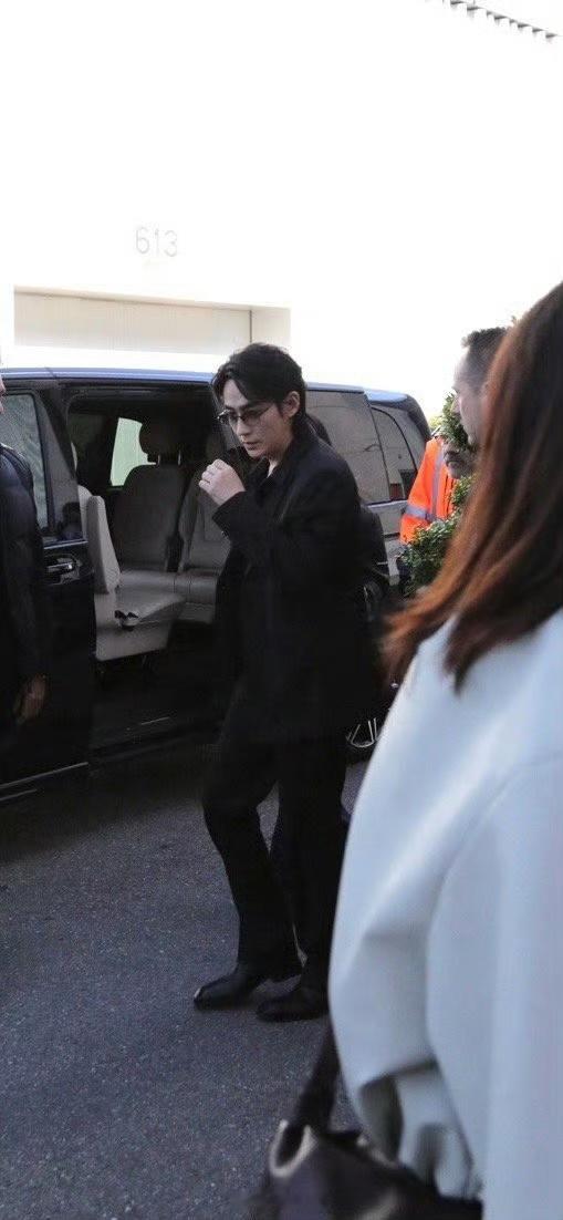 #朱一龙穿了一身黑#卷毛小狼尾的朱一龙，于日内瓦线下活动中格外耀眼，那身黑色西装
