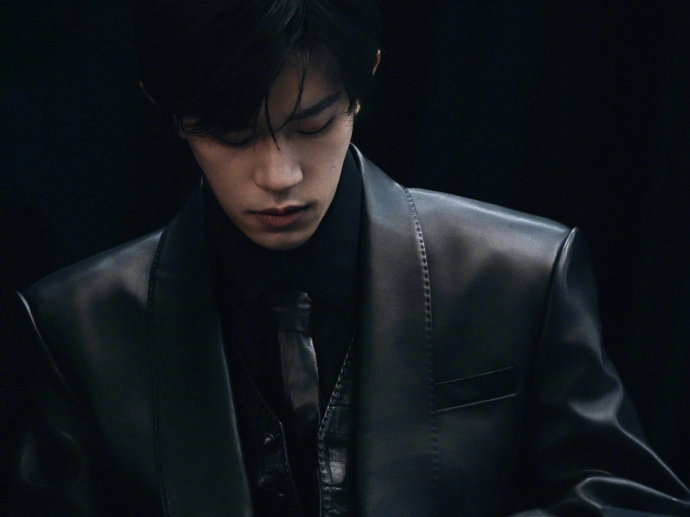 易烊千玺冷脸皮衣花絮易烊千玺严迪新鲜花絮来袭❤️ 黑皮衣搭配冷冽气场，氛围感直接