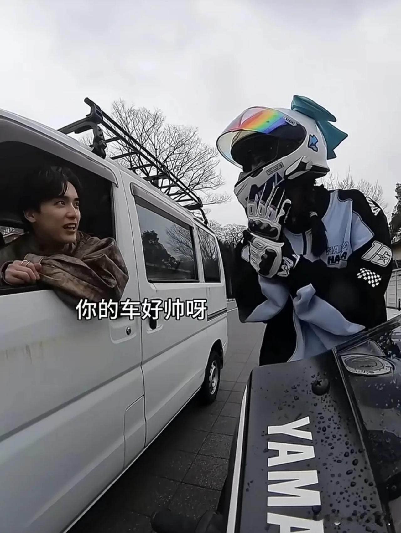 一件在日本街头发生的小事折射出很多网友的内心的敏感和自卑！
一位中国的女子摩托车