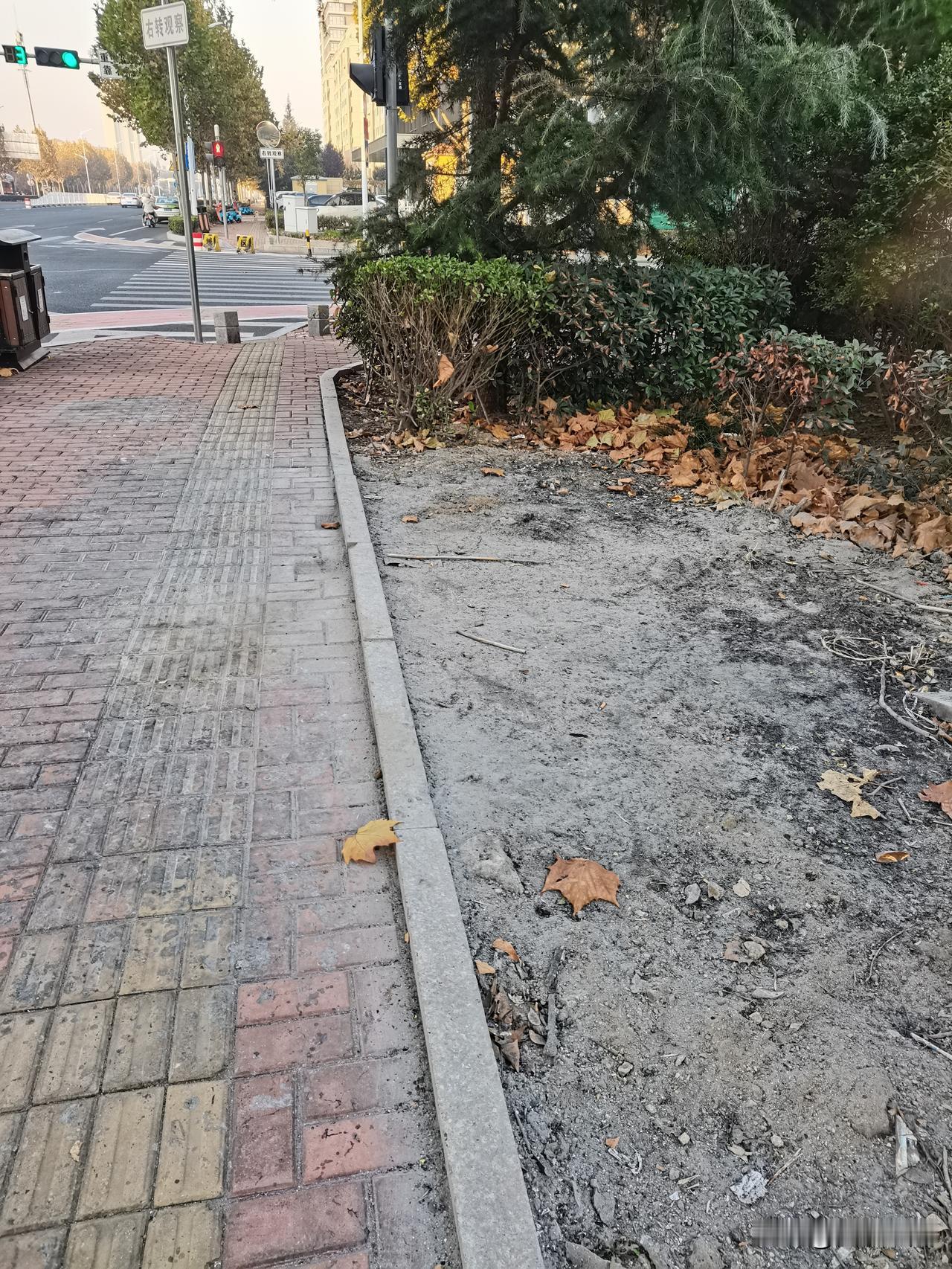 “胶南银”的陋习：隔三差五在路口烧纸。不知道人家祭的哪路神仙，还是自家祖宗，反正