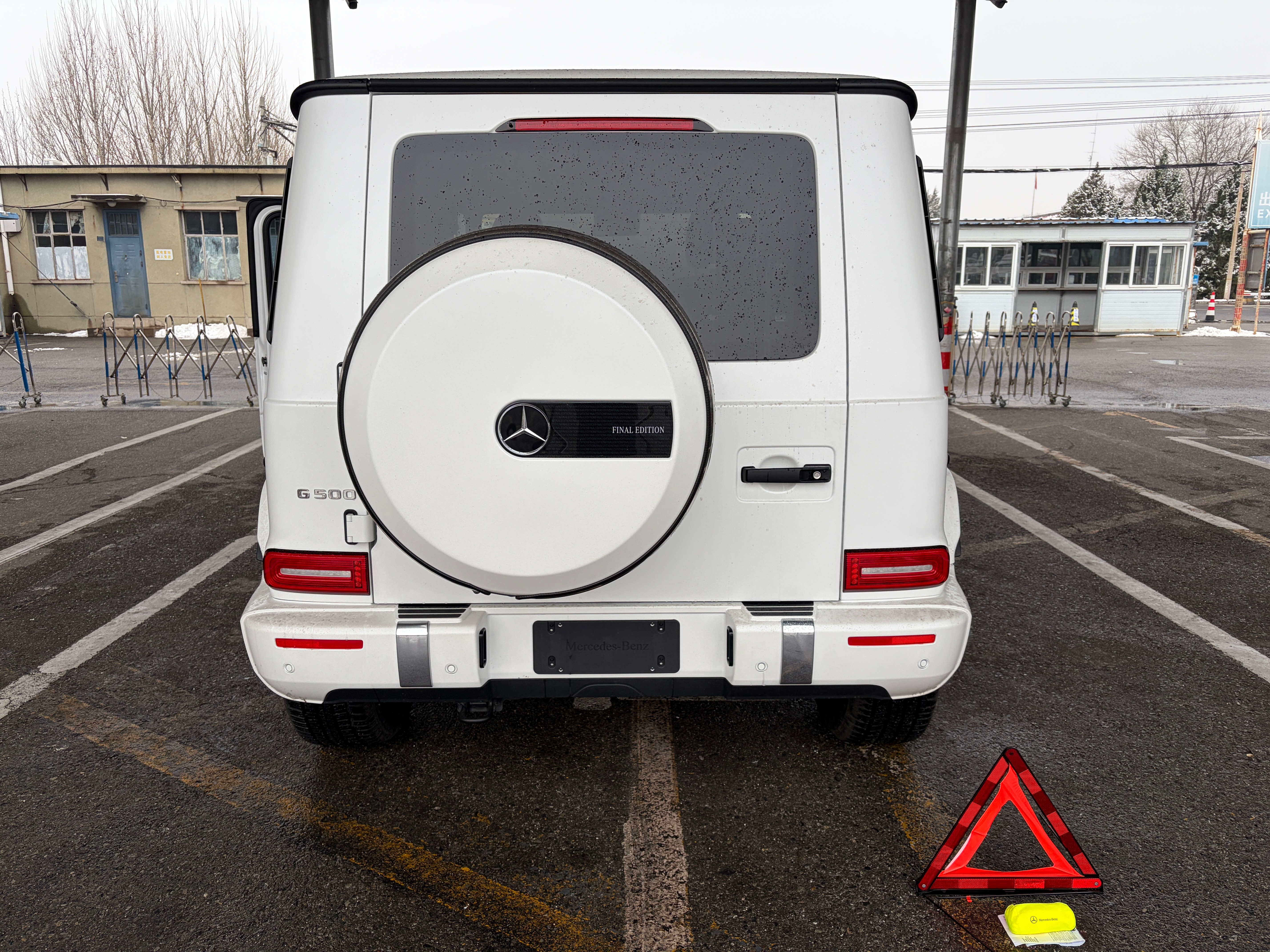 冷知识，今天上牌才发现，奔驰大G 随车有五个反光背心。 