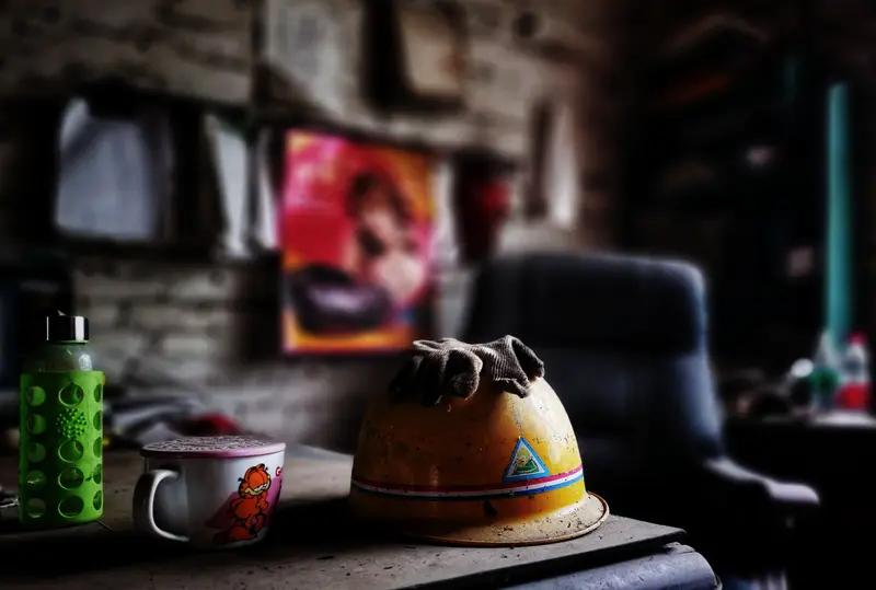 响水月港大桥塌落事故致5死，幸存工人家属：51岁父亲落水后失联，次日在医院借手机