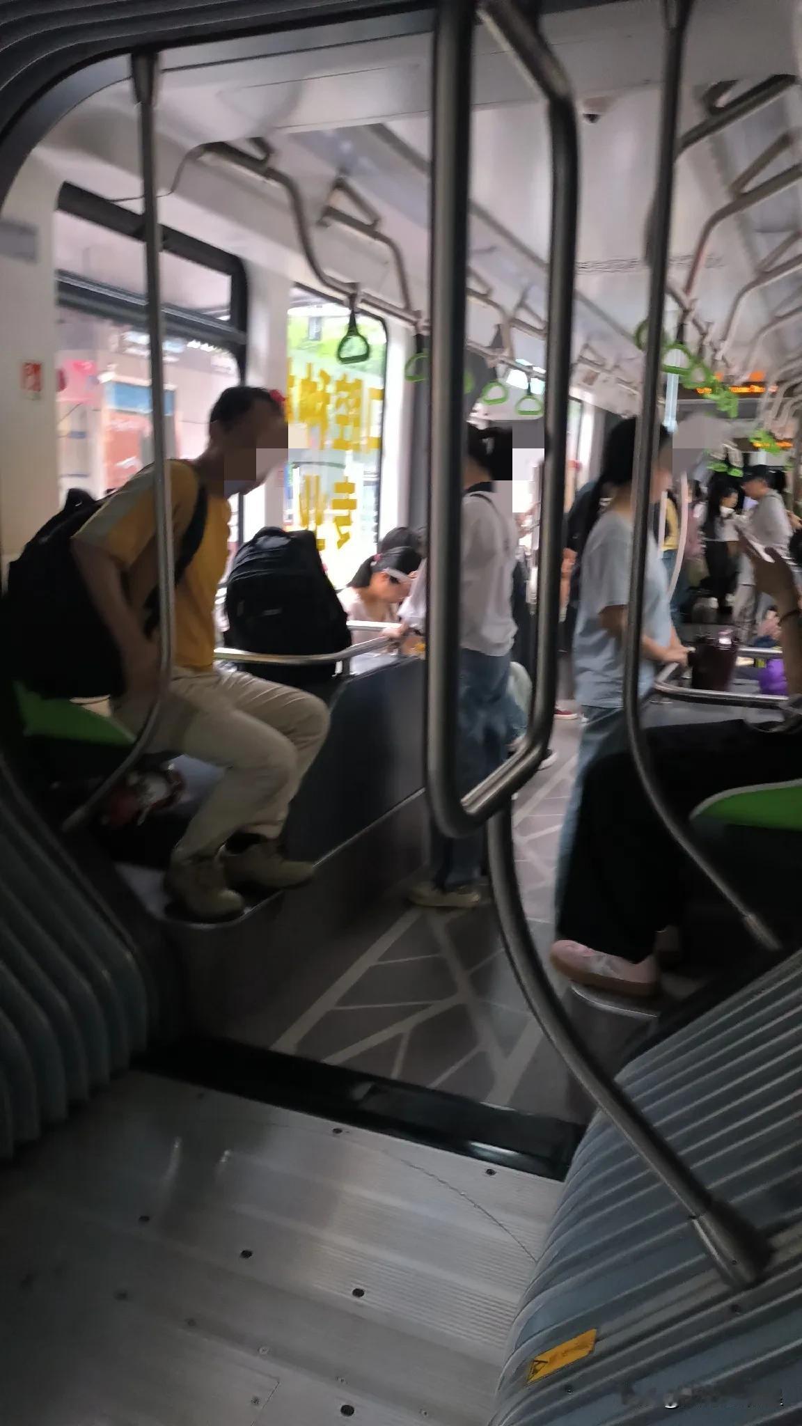 今天乘坐株洲市智轨，一股清凉袭来，感觉株洲市的智轨已经成了一道美丽的风景。
  