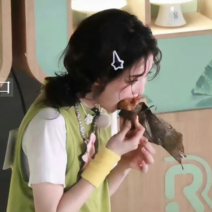 白鹿分享自己爱吃大肉粽的日常，配文里说“咸口粽子才是灵魂”，还晒出咬了一口的肉粽