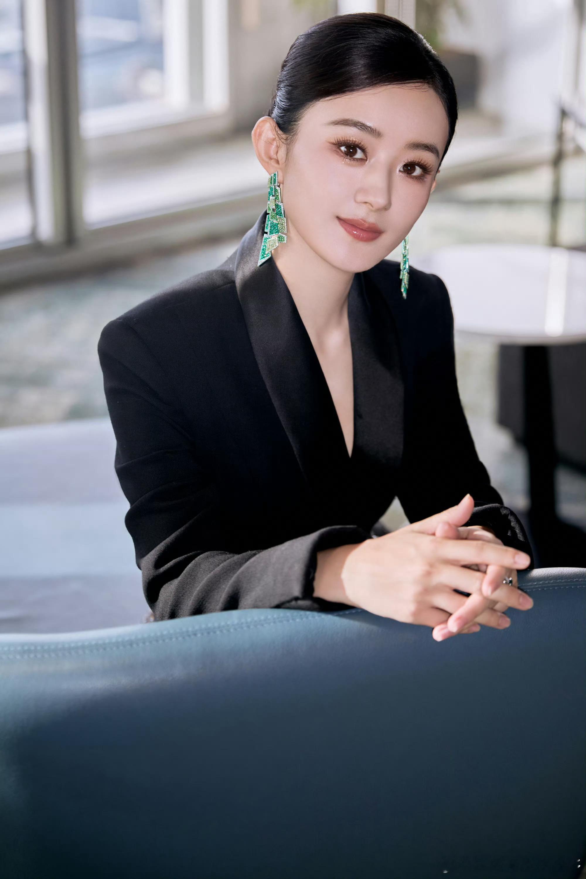 闵塔鲨 造型 是我跟不上时尚还是就是不好看？这身衣服和这个耳饰也太不搭了，完全抢