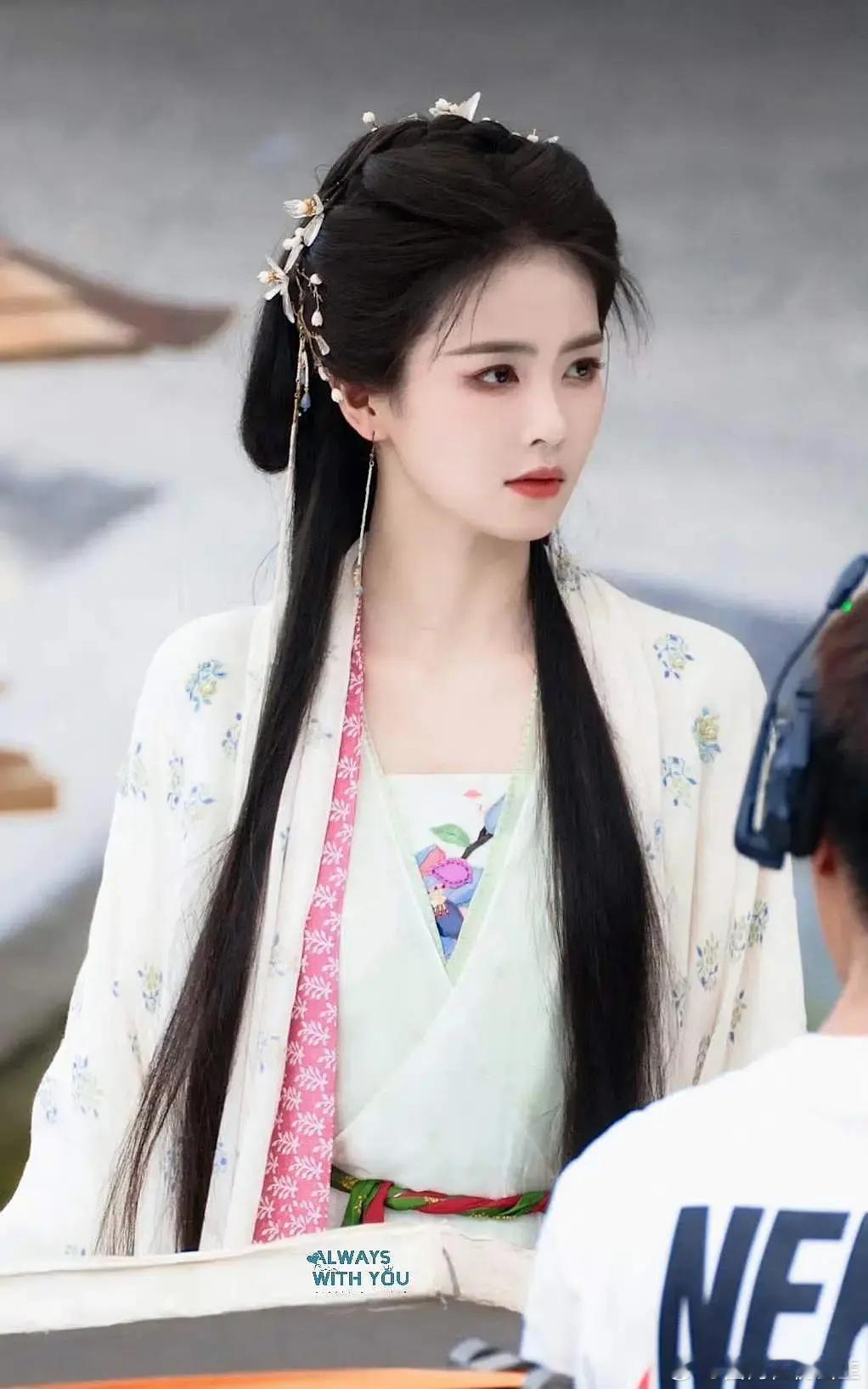 鹿鹿在临江仙里的妆造一次比一次惊艳[打call][打call][打call]已经