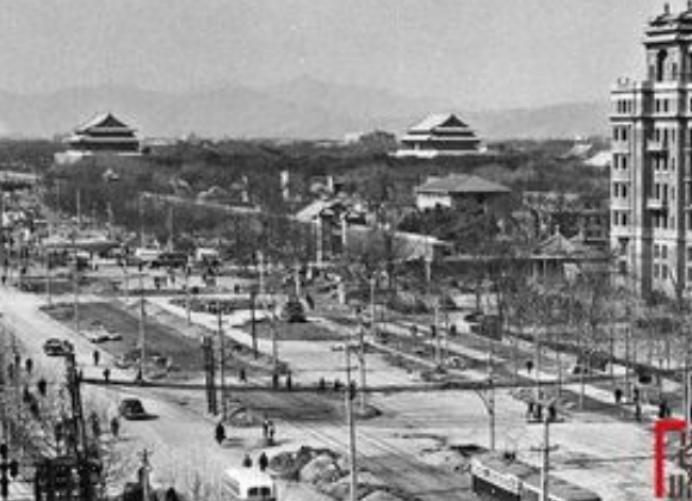 1950年代，北京迎来大规模城市建设。
 
在“发展”成为首要目标的背景下，城墙