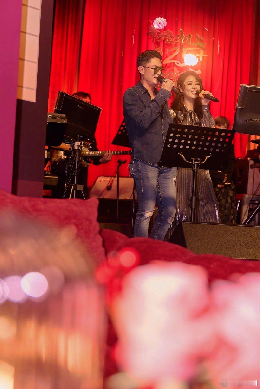 林心如50岁生日发文林心如50岁庆生照林心如50岁庆生照，看她和霍建华合唱的样子