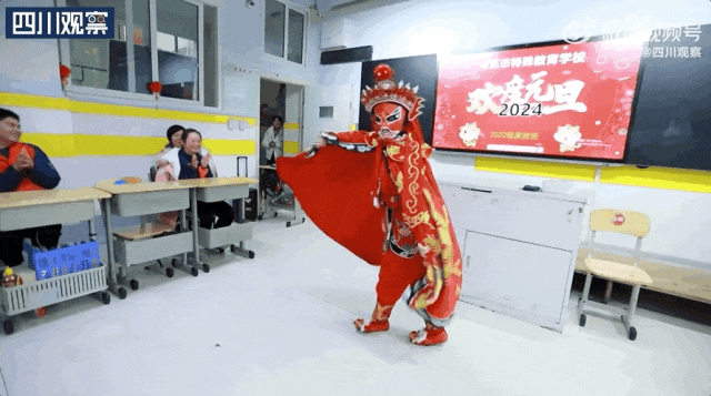 四川19岁女孩身患唐氏综合症，母亲为此天天拿着棍子打她，背后原因让人流泪。母亲：