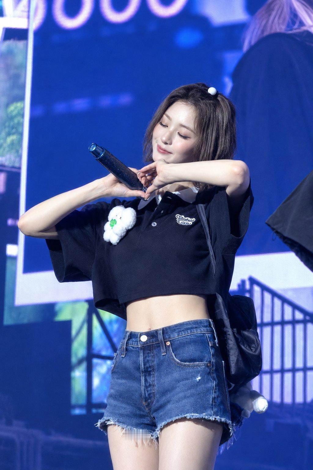 李娜炅[超话]  🐣氧气笑颜李娜炅 260905 亚巡首尔场D2 饭拍HD©f
