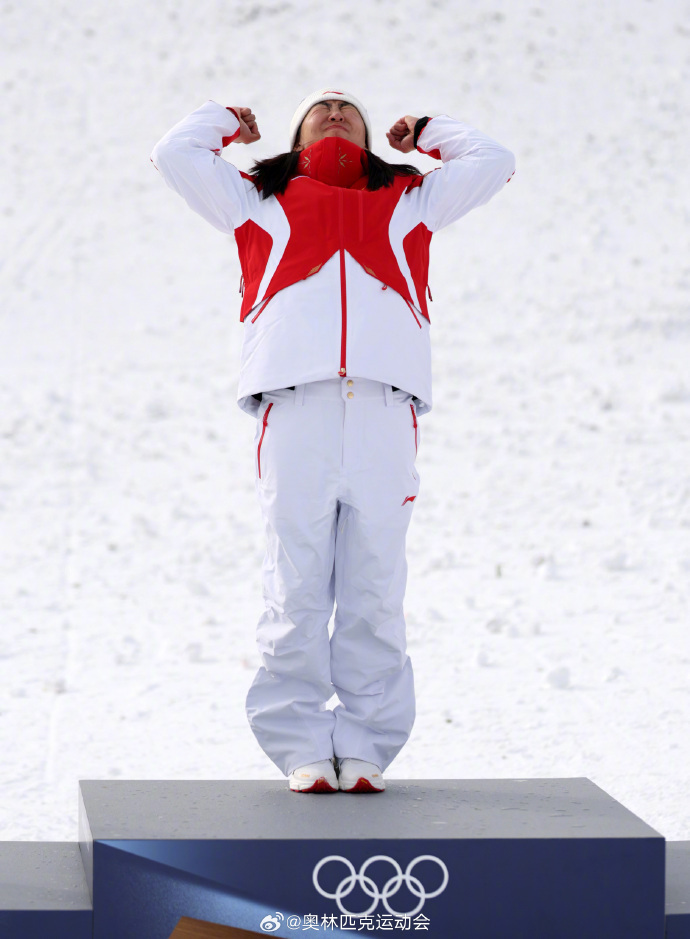 #徐梦桃王心迪同款登领奖台方式#： “同款”登上领奖台的方式