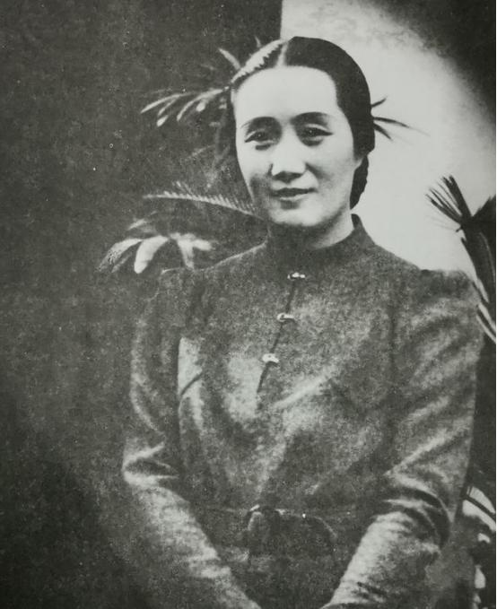 1950年，宋时轮在一家饭店用餐。正在点菜的时候，服务员无意中提到了饭店老板娘的