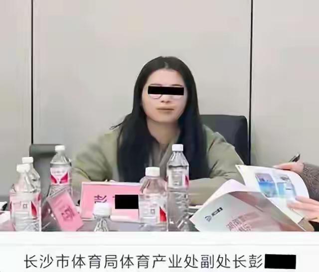 体制内的人一般工作以外都要隐藏自己身份，为什么要这么低调?因为你不是在履行公务，
