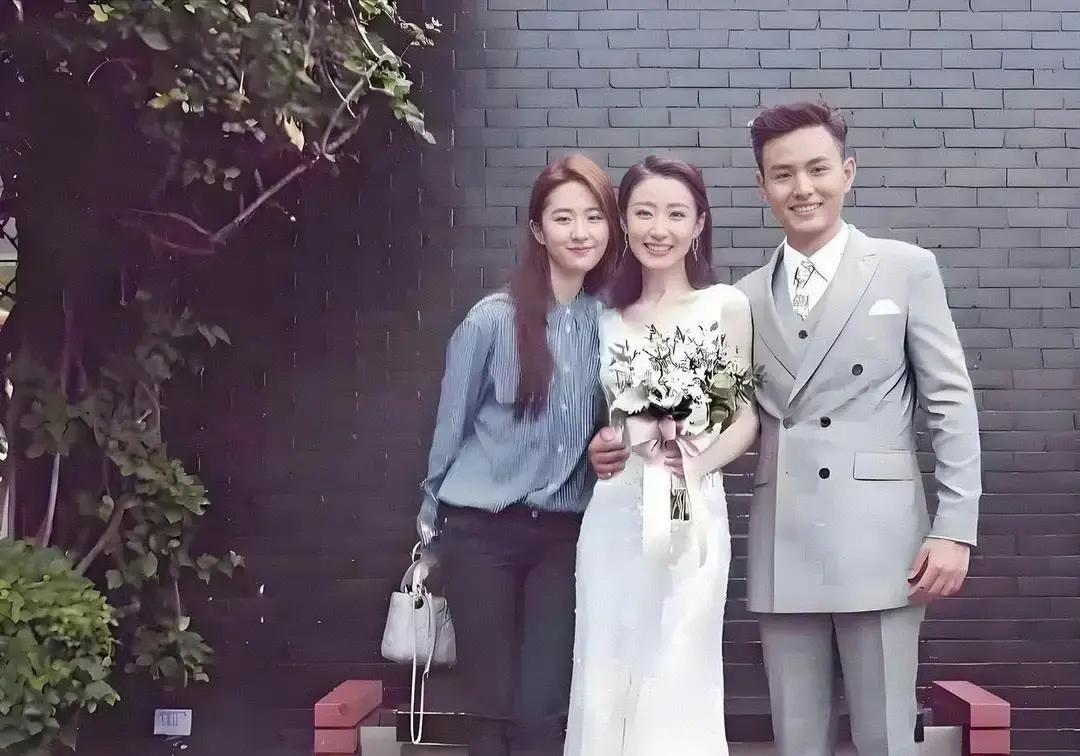 她穿着米色裙子蹲在角落递戒指时，你根本认不出这是刘亦菲。
新娘的闺蜜们举着手机拍